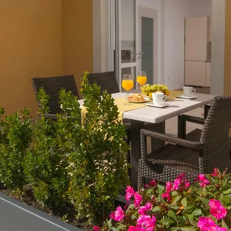 Apartments Flora Premantura Exterior photo