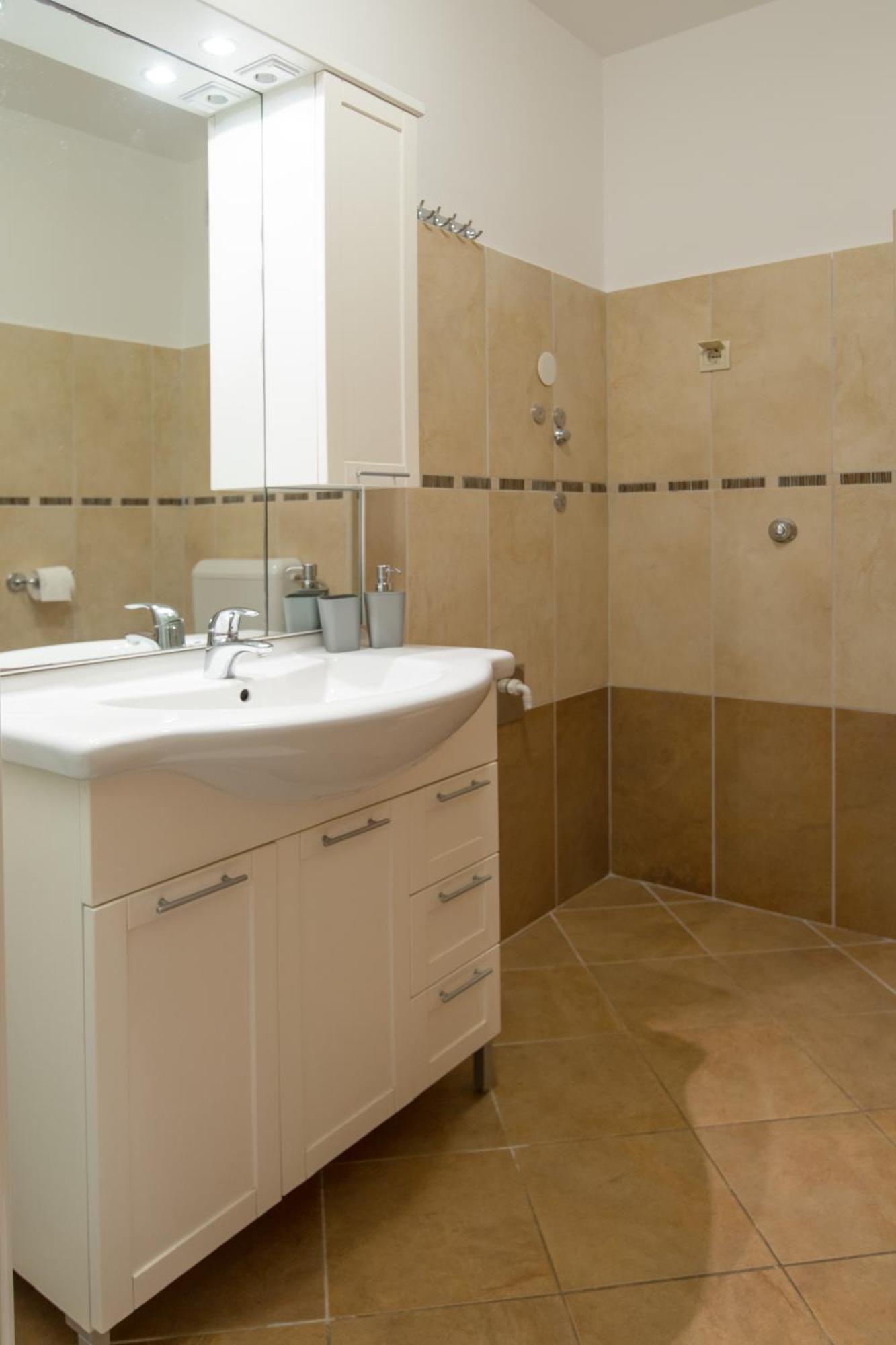 Flora Apartman